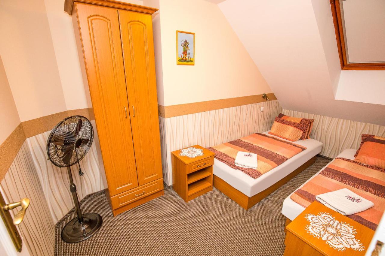 Tinodi Fogado Bed & Breakfast ชาร์วาร์ ภายนอก รูปภาพ
