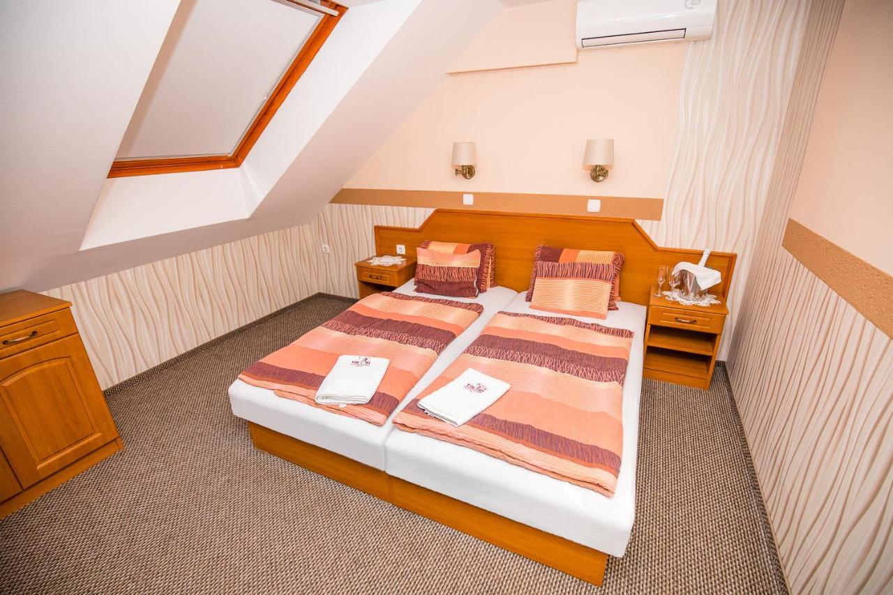 Tinodi Fogado Bed & Breakfast ชาร์วาร์ ภายนอก รูปภาพ