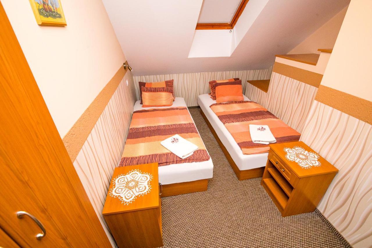 Tinodi Fogado Bed & Breakfast ชาร์วาร์ ภายนอก รูปภาพ