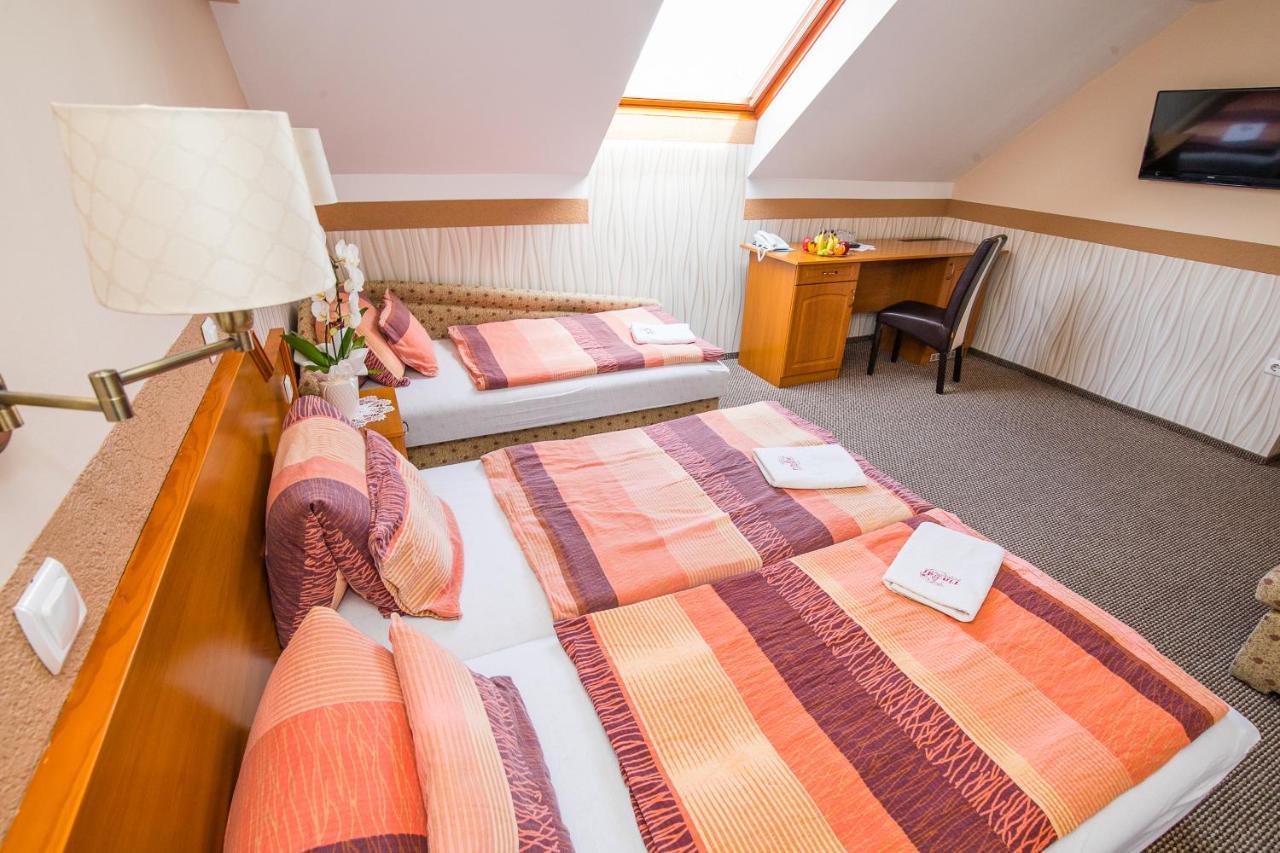 Tinodi Fogado Bed & Breakfast ชาร์วาร์ ภายนอก รูปภาพ