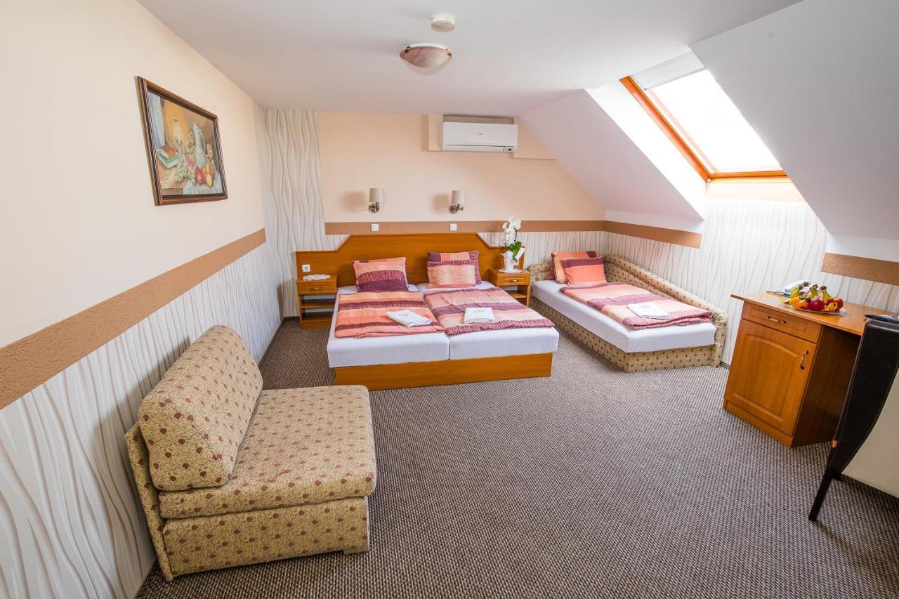 Tinodi Fogado Bed & Breakfast ชาร์วาร์ ภายนอก รูปภาพ
