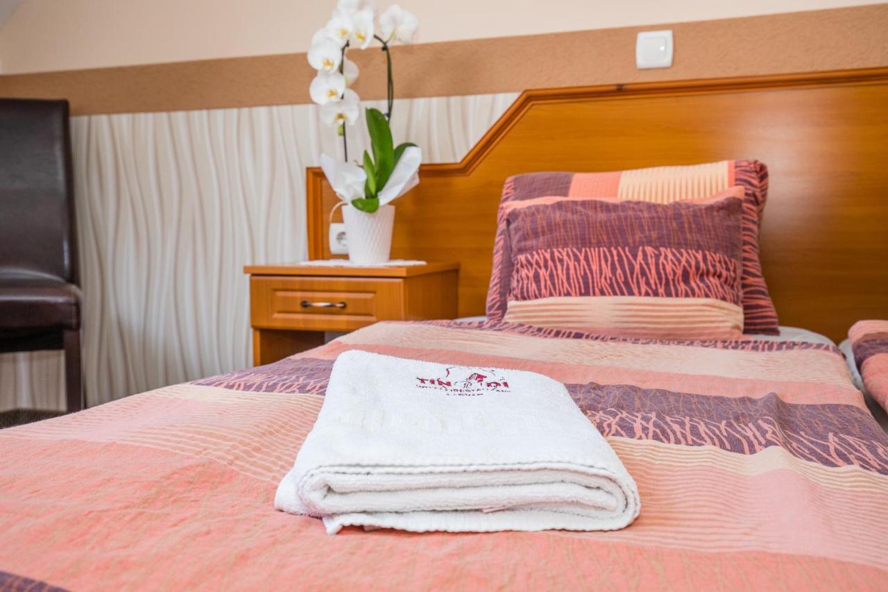 Tinodi Fogado Bed & Breakfast ชาร์วาร์ ภายนอก รูปภาพ