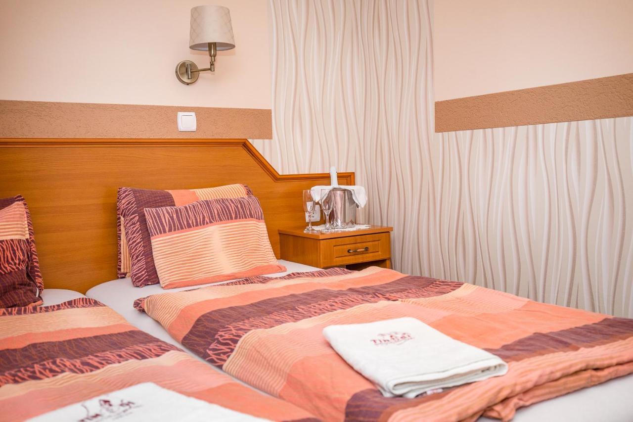 Tinodi Fogado Bed & Breakfast ชาร์วาร์ ภายนอก รูปภาพ