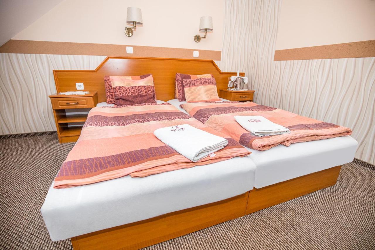 Tinodi Fogado Bed & Breakfast ชาร์วาร์ ภายนอก รูปภาพ