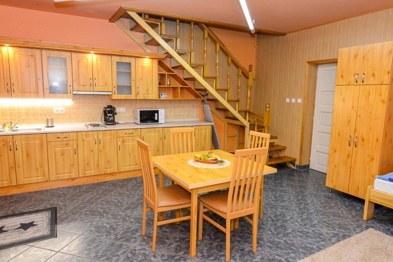 Tinodi Fogado Bed & Breakfast ชาร์วาร์ ภายนอก รูปภาพ