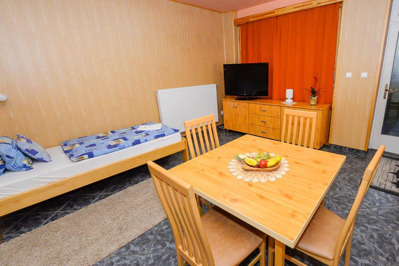 Tinodi Fogado Bed & Breakfast ชาร์วาร์ ภายนอก รูปภาพ