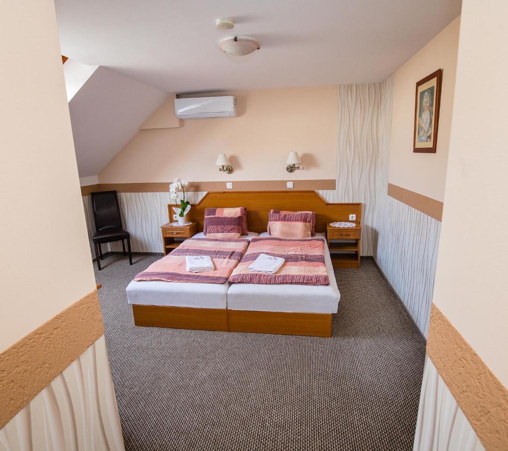 Tinodi Fogado Bed & Breakfast ชาร์วาร์ ภายนอก รูปภาพ