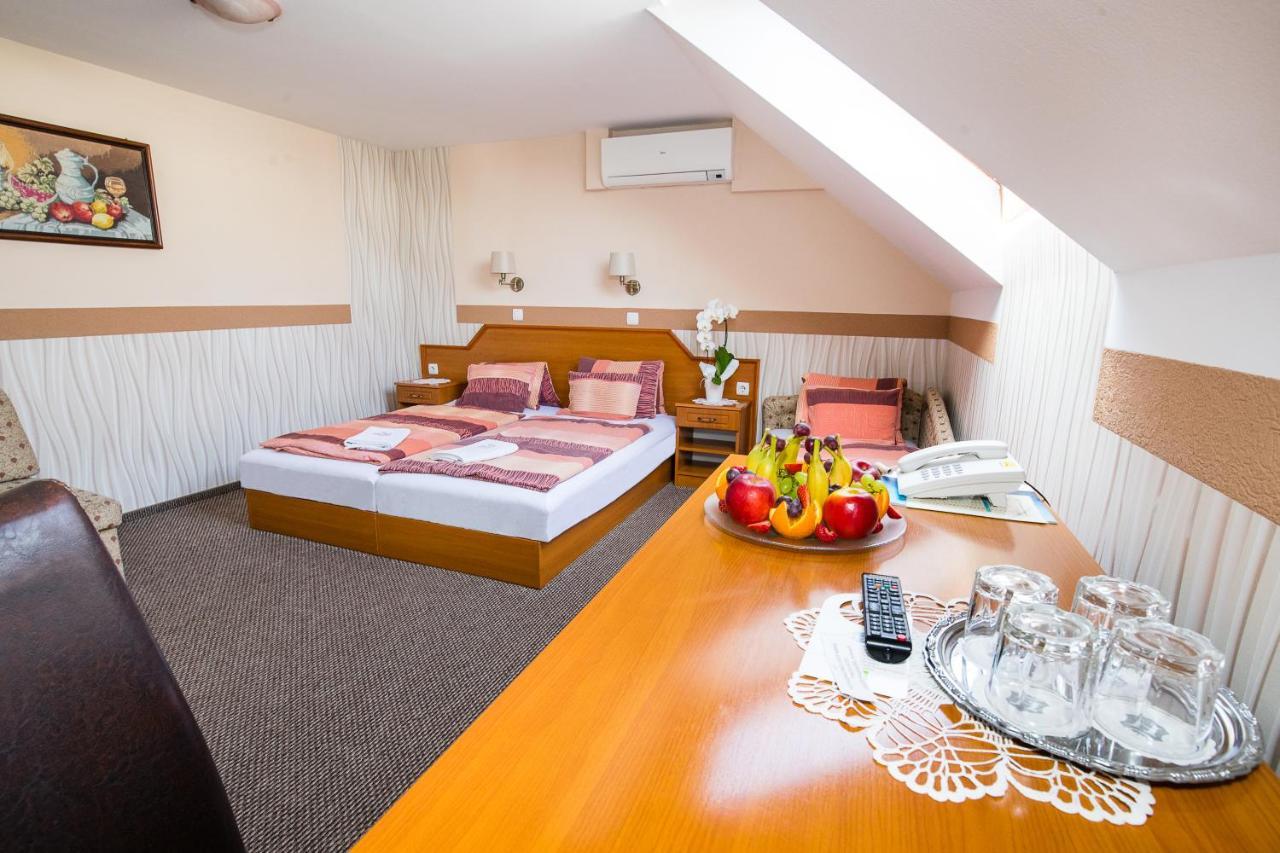 Tinodi Fogado Bed & Breakfast ชาร์วาร์ ภายนอก รูปภาพ