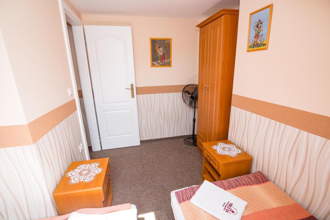 Tinodi Fogado Bed & Breakfast ชาร์วาร์ ภายนอก รูปภาพ