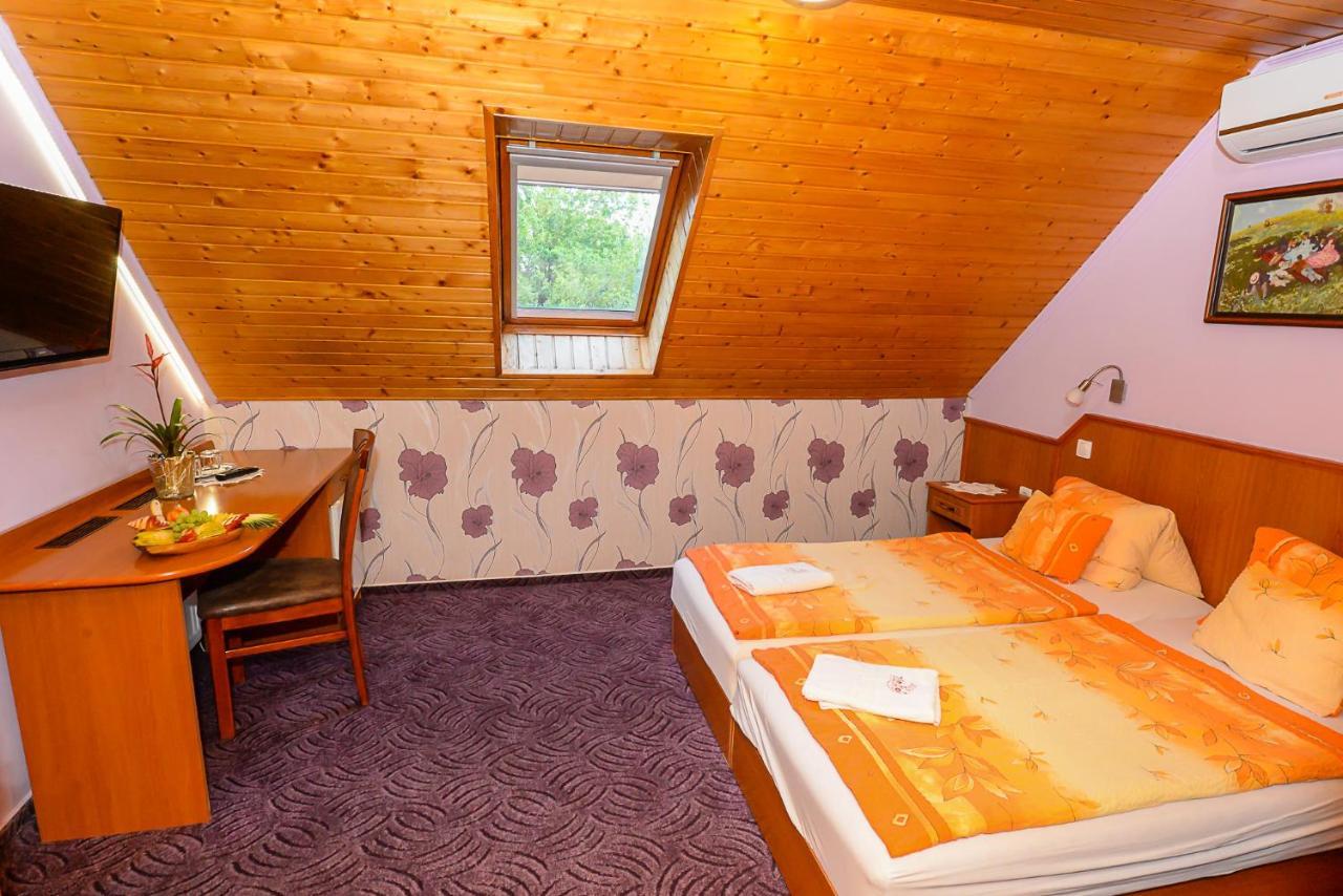 Tinodi Fogado Bed & Breakfast ชาร์วาร์ ภายนอก รูปภาพ