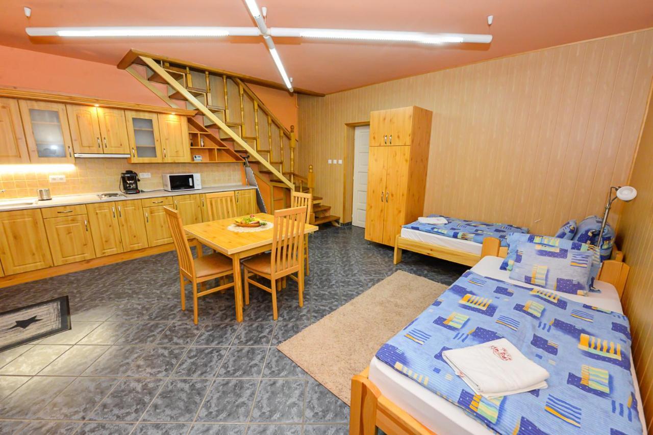 Tinodi Fogado Bed & Breakfast ชาร์วาร์ ภายนอก รูปภาพ