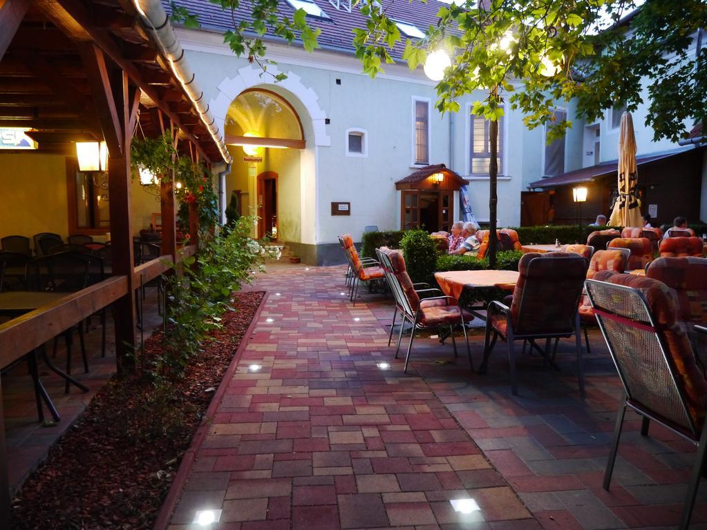 Tinodi Fogado Bed & Breakfast ชาร์วาร์ ภายนอก รูปภาพ