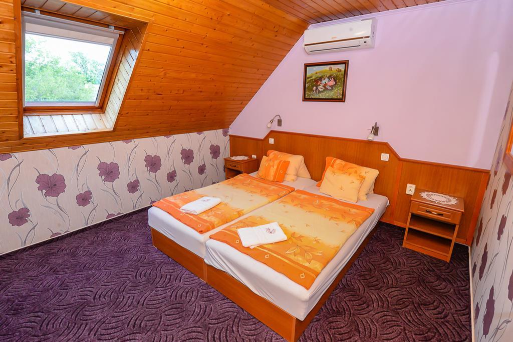 Tinodi Fogado Bed & Breakfast ชาร์วาร์ ภายนอก รูปภาพ