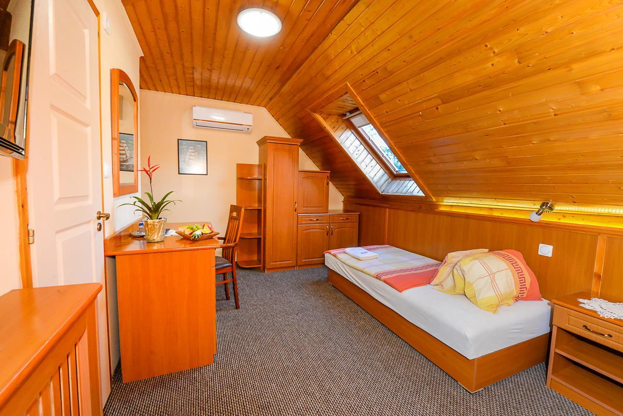 Tinodi Fogado Bed & Breakfast ชาร์วาร์ ภายนอก รูปภาพ