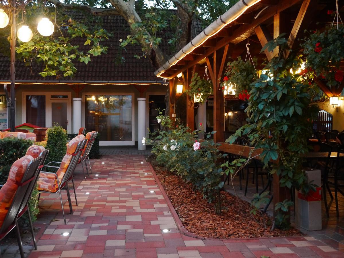 Tinodi Fogado Bed & Breakfast ชาร์วาร์ ภายนอก รูปภาพ