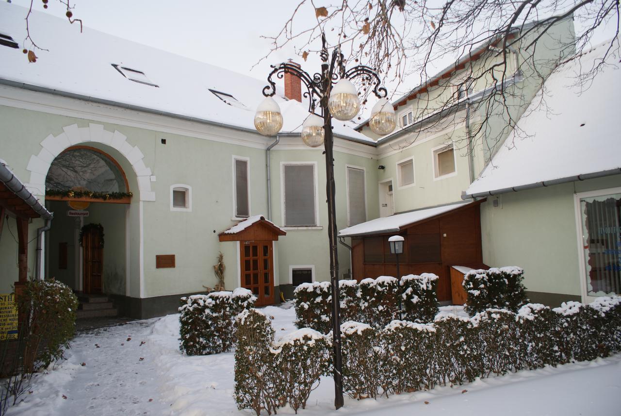 Tinodi Fogado Bed & Breakfast ชาร์วาร์ ภายนอก รูปภาพ